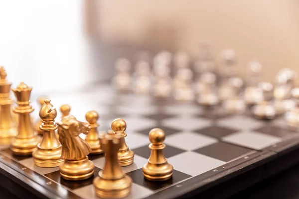 Modern satranç tahtası siyah bir masada.