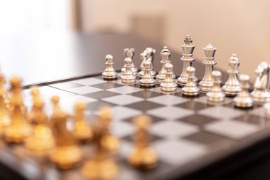 Modern satranç tahtası siyah bir masada.