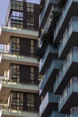 Milano 'daki Gae Aulenti Meydanı' nın akşam manzarası