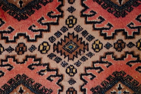 幾何学的な刺繍が施されたカーペットの質感のクローズアップ写真です — ストック写真