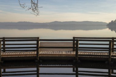 Gavirate kıyısından İtalya 'da Varese Gölü' nün vurulması