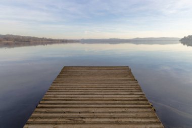 Gavirate kıyısından İtalya 'da Varese Gölü' nün vurulması
