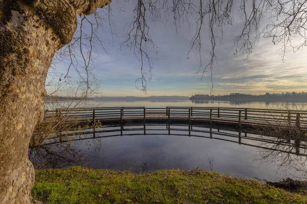 Gavirate kıyısından İtalya 'da Varese Gölü' nün vurulması