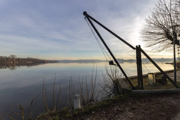 Gavirate kıyısından İtalya 'da Varese Gölü' nün vurulması
