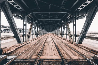 Nehrin üzerindeki köprü