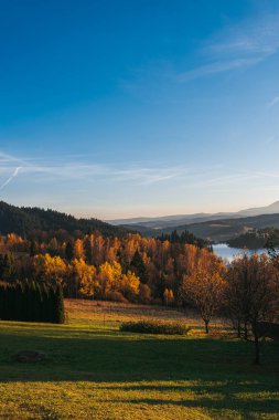 Akşam vakti dağlarda manzara sonbaharı.