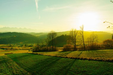 Dağlarda gün doğumu yumuşak ışıkla yeşil tonlarda