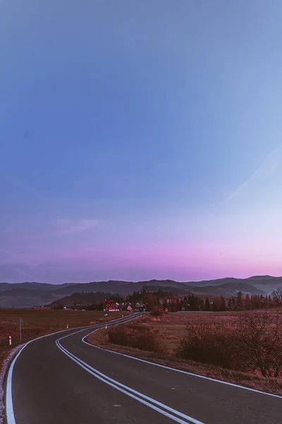 Straße Den Bergen Bei Sonnenuntergang — Stockfoto