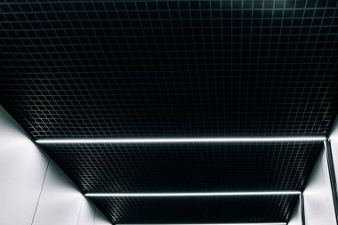 Beyaz duvarları olan siyah bir tavan.