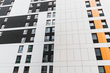 Modern apartman beyaz ve siyah bina