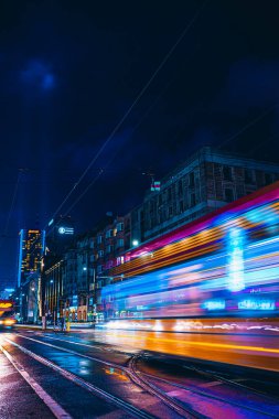 Varşova, Polonya - 26 Aralık 2019: gece tramvay hareketi. Yumuşak etki