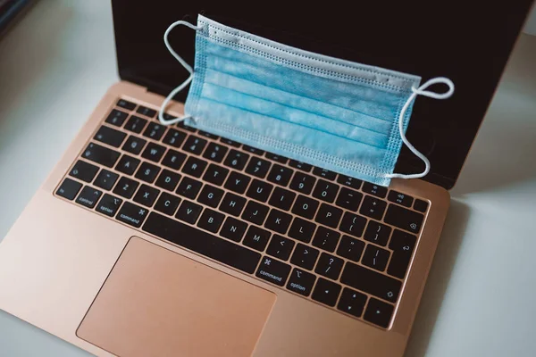 Laptop Met Een Medisch Masker Coronavirusconcept Rechtenvrije Stockfoto's