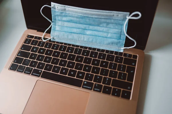 Laptop Met Een Medisch Masker Coronavirusconcept Stockfoto