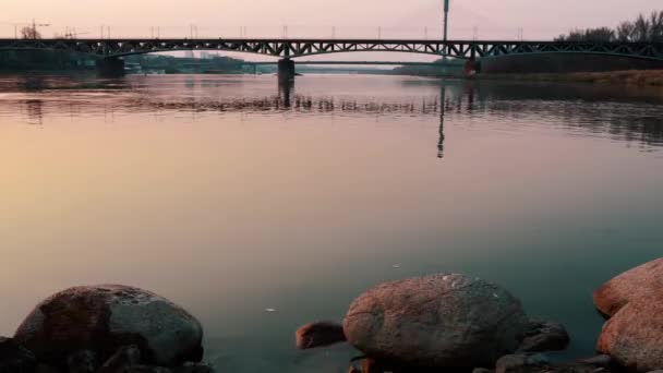 Pôr Sol Lago Cidade Com Ponte — Vídeo de Stock