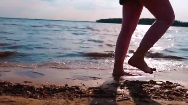 Дитина Ходить Пляжі Біля Озера Під Час Заходу Сонця — стокове відео