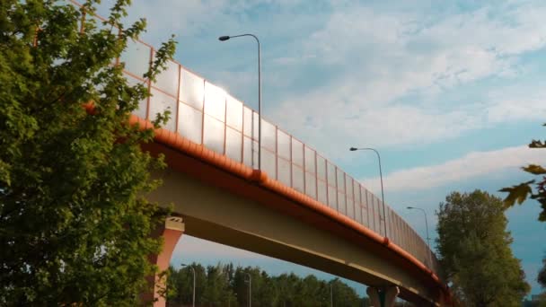 Construcción Colorida Del Puente Con Cielo Azul — Vídeo de stock