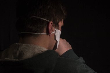 Salgının yayılmasını önleme ve koronavirüsü tedavi etme kavramı. Hasta enfekte olmuş, koronavirüs belirtileri var.