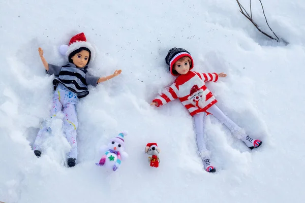 Фото зимней прогулки, пара в снегу, Рождество Стоковое Изображение