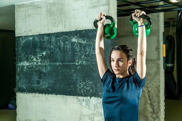 Gücü Için Iki Isıtıcısı Çan Onun Elinde Tutan Spor Spor — Stok fotoğraf