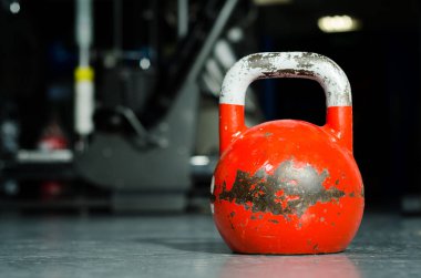 Eski ağır kırmızı kettlebell spor salonu zemin hazır gücü ve klima egzersiz ve eğitim için kullanılan