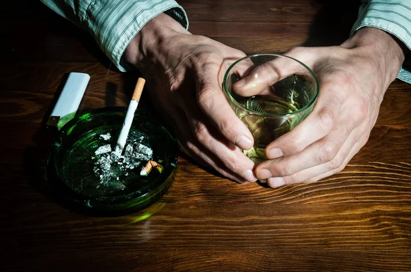 Manos Hombre Alcohólico Sosteniendo Vaso Con Alcohol Beben Con Fumar — Foto de Stock