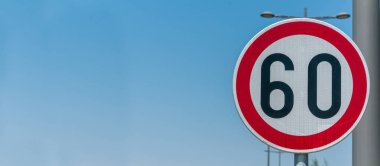 Trafik hız sınırı işareti için kısıtlama 60 kilometre veya mavi gökyüzü arka plan kopya alanı ile saatte mil