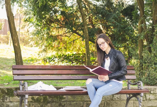Молода Красива Школярка Або Студентка Окулярами Сидять Лавці Парку Читають — стокове фото