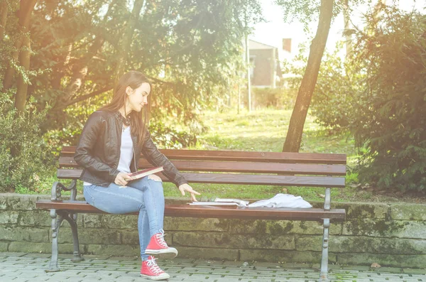 Молода Красива Школярка Або Студентка Окулярами Сидять Лавці Парку Читають — стокове фото