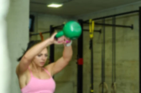 Hermoso Joven Atractiva Chica Entrenamiento Kettle Bell Swing Gimnasio Fuerza —  Fotos de Stock