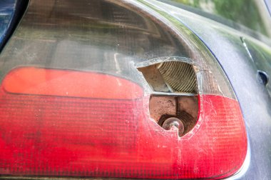 Vandallar ya da kaza kaza hasar mavi araba parçalanmış ve hasarlı arka stop ışık yakın çekim