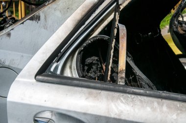 Yeni pahalı yanmış araba park yerinin seçici odak üzerinde yangında toplam hasar