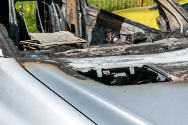 Yeni pahalı yanmış araba park yerinin seçici odak üzerinde yangında toplam hasar