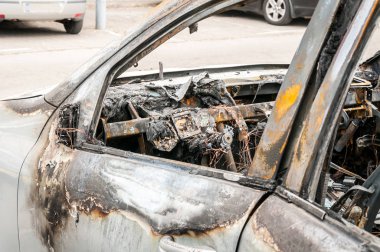 Yeni pahalı yanmış araba park yerinin seçici odak üzerinde yangında toplam hasar