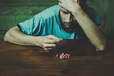 İntihara meyilli depresyon depresif adam o karanlık odası katta oturuyor iken güçlü ilaç uyuşturucu ve hap alarak intihar etmek istiyorum