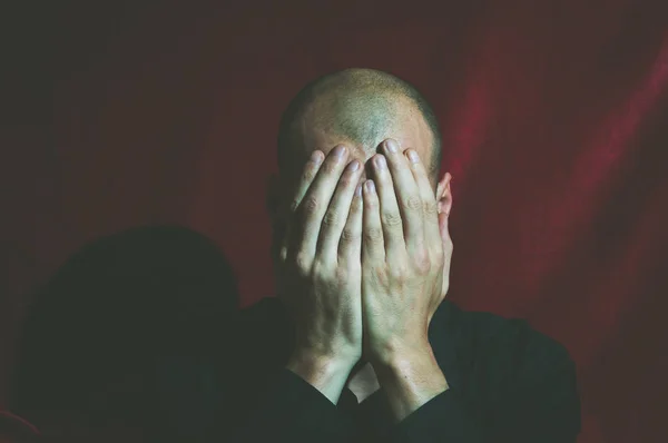 Tek başına oturmak ve duygu duygusal baskı depresyon ve anksiyete siyah tişörtlü genç depresif ve sefil adam