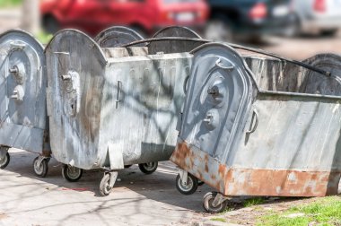 Şehrin sokaklarını kirleten iki büyük metal çöp tenekesi.