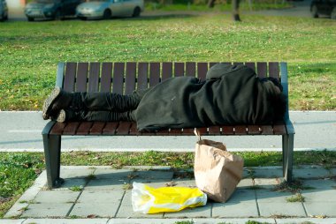Bank street, sosyal belgesel kavramı üzerinde siyah montlu adam evsiz mülteci uyur