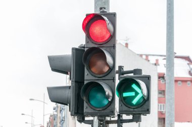 Kavşaktaki trafik ışıklarını düz yönde kırmızı ışıkla kapatın ama yeşil ok sağa dönünce sadece soğuk kış gününde bulutlu gökyüzünde dönün.