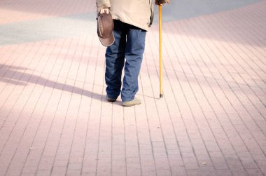Yaşlı adam yürüyüş yalnız ve depresyonda baston veya baston görünümü ile sokakta arkadan