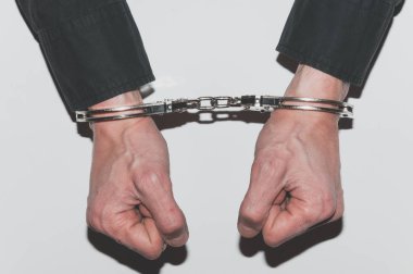 Polis merkezine tablo kelepçeli tutuklandı suç adam kelepçeli elinde.