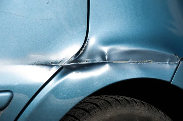 Niebieski Samochód Porysowany Farbą Uszkodzony Wypadku Awarii Lub Parkingu — Zdjęcie stockowe