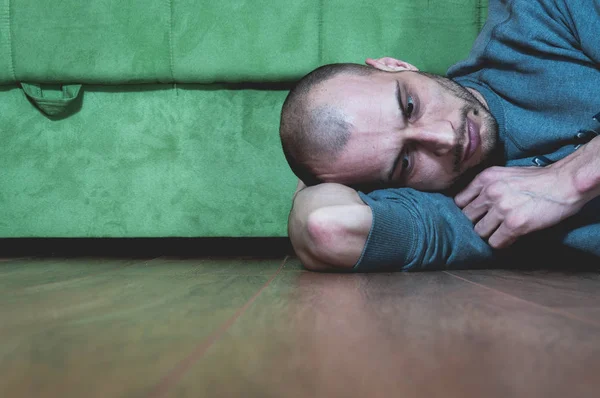 Μοναχικός Και Καταθλιπτικός Εξαρτημένος Άντρας Ξαπλωμένος Στο Πάτωμα Του Σπιτιού — Φωτογραφία Αρχείου