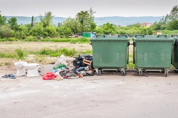 Grandi Bidoni Immondizia Metallo Pieni Spazzatura Troppo Pieno Inquinando Strada — Foto Stock