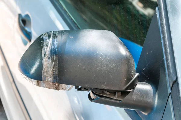 Auto Met Beschadigde Gebroken Zijspiegel Gelijmd Met Duct Tape Close — Stockfoto