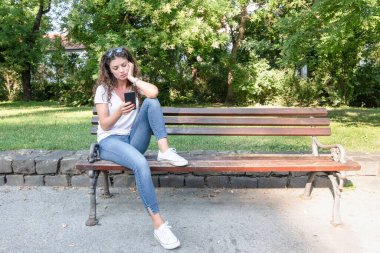 Genç ve güzel bir kız parkta bankta oturmuş telefonuna bakıyor. Online randevu sitesinde tanıştıktan sonra ilk buluşmayı bekleyen adamı bekliyor. Ama geç kalıyor ya da gecikiyor. 