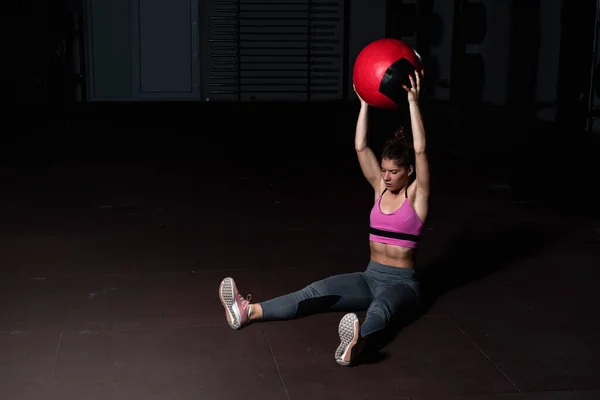 Chica Muscular Fuerte Joven Sudoroso Forma Con Grandes Músculos Haciendo —  Fotos de Stock