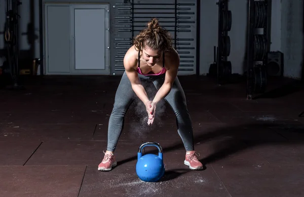 Genç Formda Kaslı Güçlü Kız Ağır Kettlebell Salıncak Egzersizi Için — Stok fotoğraf