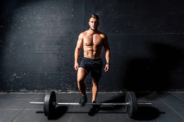 Joven Hombre Sudoroso Muscular Con Grandes Músculos Parados Por Encima — Foto de Stock