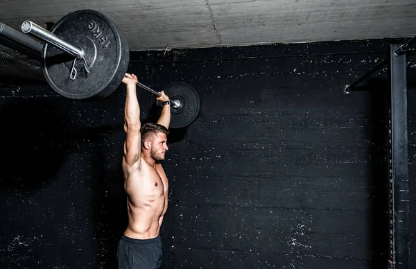 Joven Fuerte Ajuste Muscular Hombre Sudoroso Con Grandes Músculos Haciendo —  Fotos de Stock