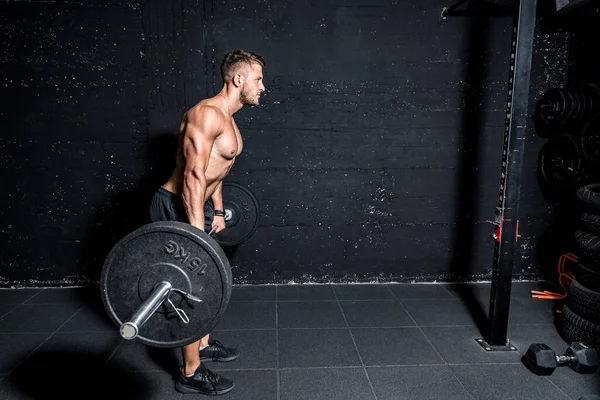 Joven Fuerte Ajuste Muscular Hombre Sudoroso Con Grandes Músculos Haciendo — Foto de Stock